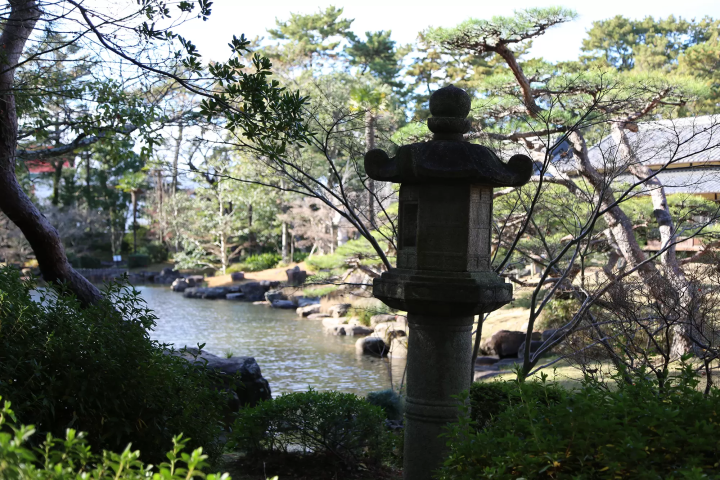 물이 조용히 흐르는 연못도 있습니다. 