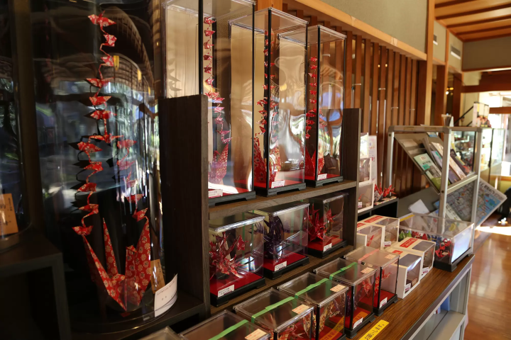 많은 작품이 늘어서 있습니다. 좋아하는 것을 구입할 수 있습니다. 