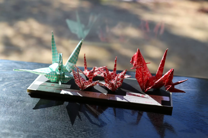 귀여운 치바 츠루도 테이블에있었습니다. 