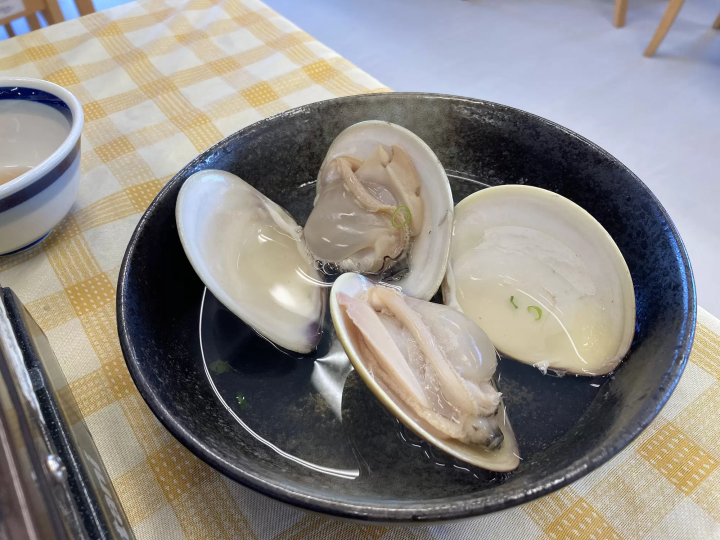 烤蛤套餐2,700日元（需预约）、赤须贺套餐（2,200日元）、蛤盖饭（1,500日元）等 ※2024年1月时的价格 