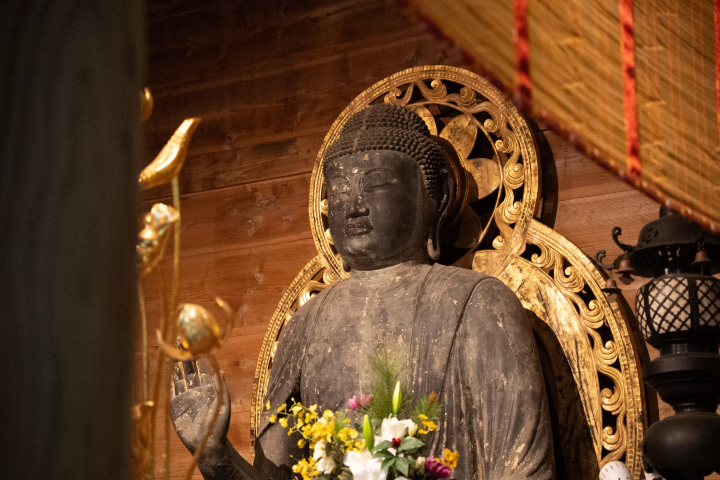 Wooden seated statue of Shakyamuni Tathagata 