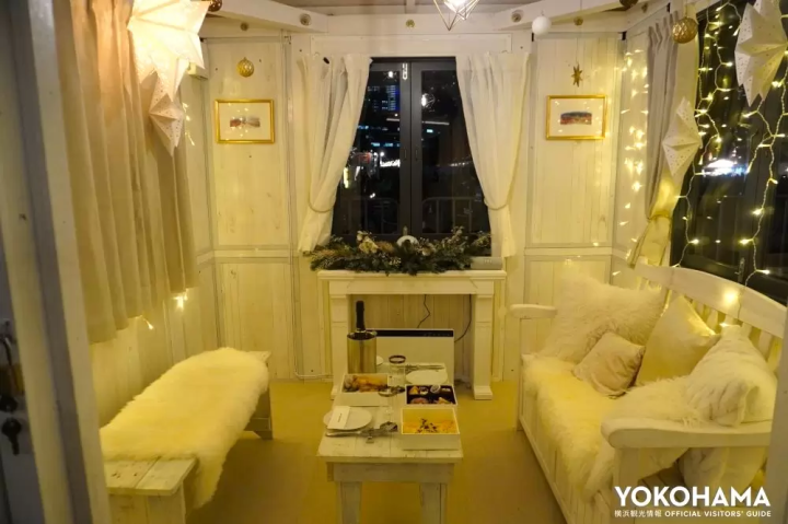 오프 화이트 공간이 귀여운 프리미엄 라운지<br>