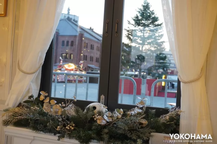 창문에서 크리스마스 트리를 볼 수 있습니다.<br>