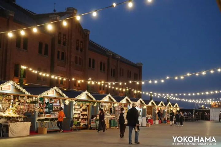 크리스마스 잡화도 다수 늘어서 있습니다<br>