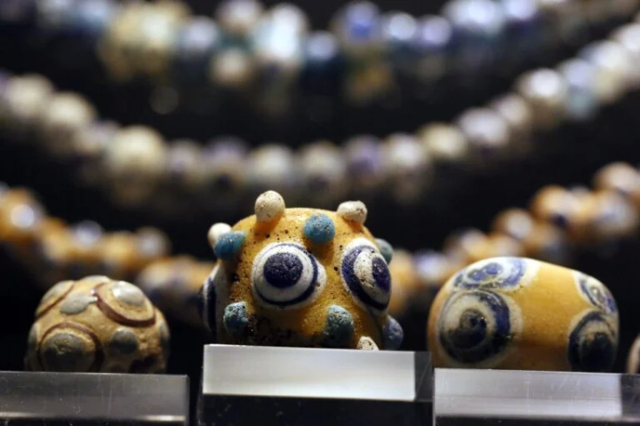 照片由神户玻璃珠博物馆提供。有些作品以眼睛为主题，可以作为护身符。 