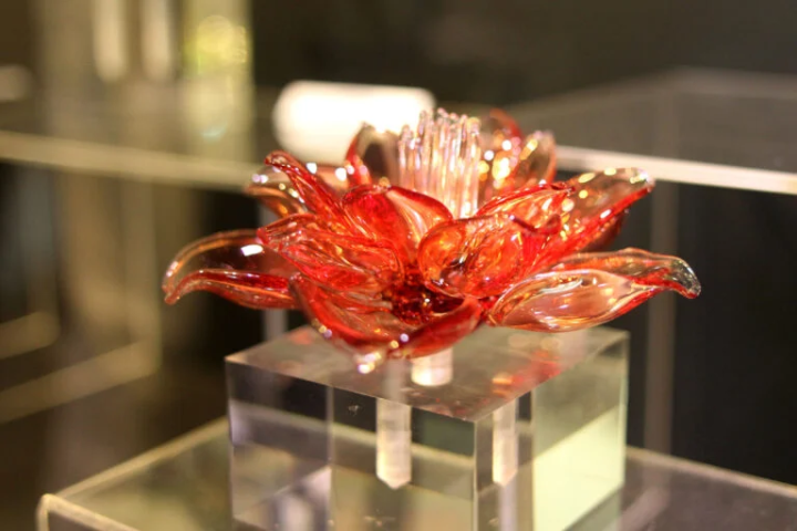 [神户市] 在展示玻璃工艺品的“KOBE Tonbotama Museum”体验制作蜻蜓