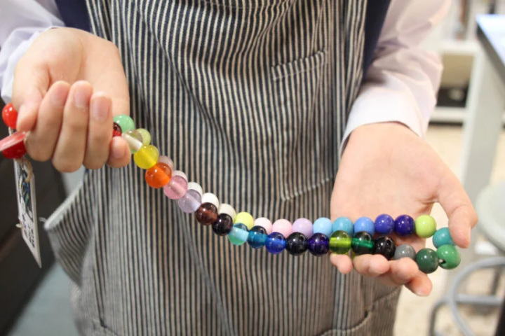 [神户市] 在展示玻璃工艺品的“KOBE Tonbotama Museum”体验制作蜻蜓