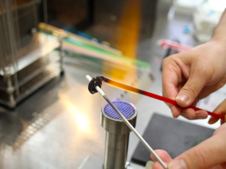 [神户市] 在展示玻璃工艺品的“KOBE Tonbotama Museum”体验制作蜻蜓