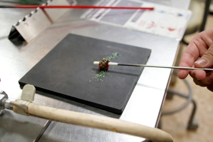 [神户市] 在展示玻璃工艺品的“KOBE Tonbotama Museum”体验制作蜻蜓