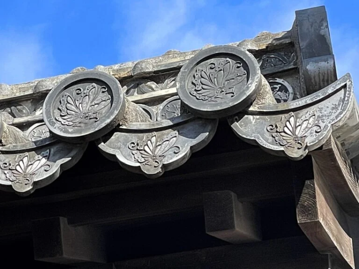 Swallowtail butterfly crest tiles can be found all over Himeji Castle. The photo shows a water-drop tile and a round eaves tile at the "Ro-no-mon" gate. 