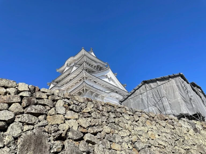 Looking through the Orimawari Tower to the east of the main tower. The preservation and repair work on the Orimawari Tower has been completed. 