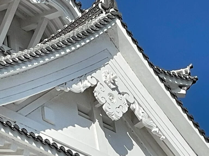 The east side of the castle tower seen from outside Sanka Kabuki Uo Castle, which was used in the design of the upper left corner of the castle seal. 