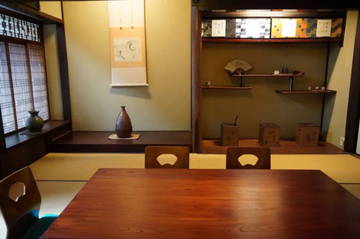 凹室里有一个溪土豆硬币竖井，还有一个旧丹波锅（客房内） 