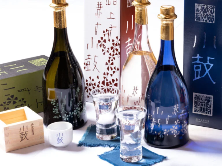 带有时尚标志的各种清酒瓶和包装 