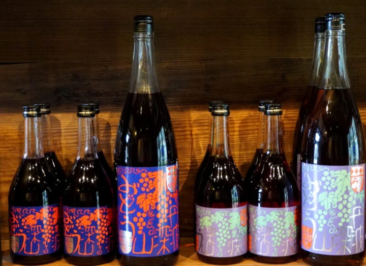 “三山葡萄”“三山白葡萄”（各720ml / 1,694日元） 