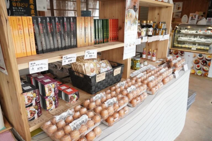 We sell not only eggs but also souvenirs.