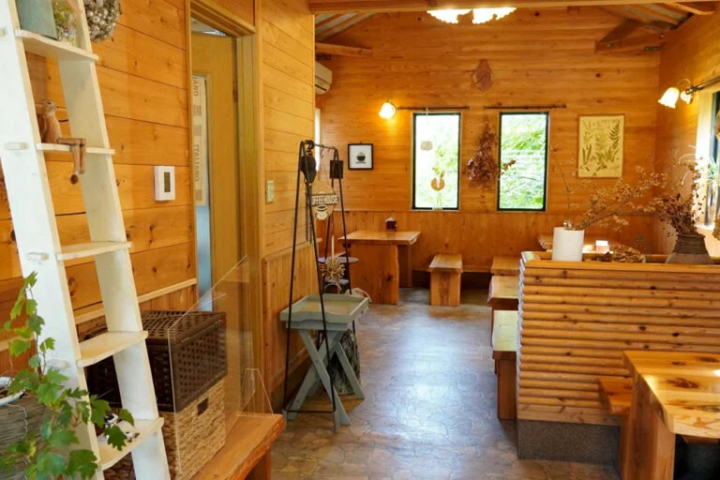 A woody interior that conveys the warmth of wood