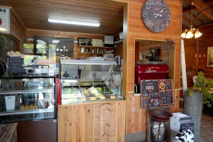 After paying, choose a flavor from the showcase