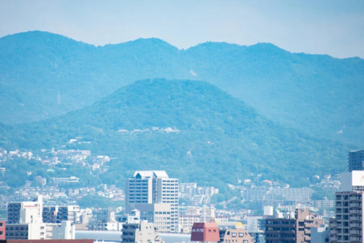 Koyama seen from the author's house. The one you can see halfway up the hill is Jinjuji Temple. 