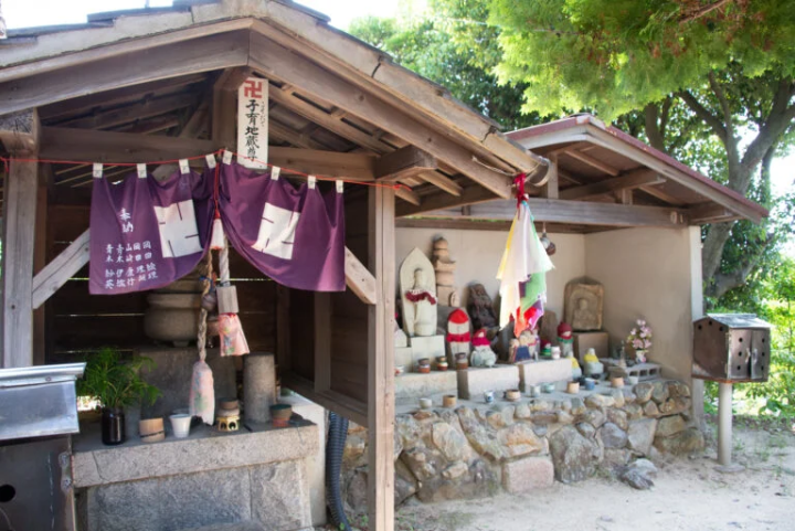 There is also a Jizo temple along the way. 
