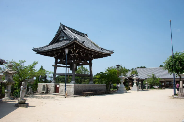 The first thing you see when you go up is the bell tower. 