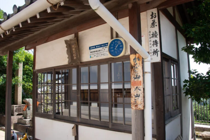 There is also a reception area for climbers. 