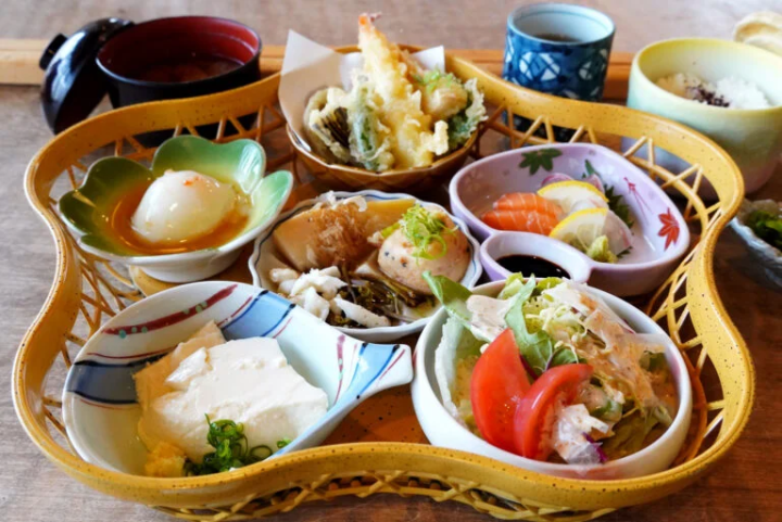 “กระเช้าดอกไม้ Gozen” 1,680 เยน