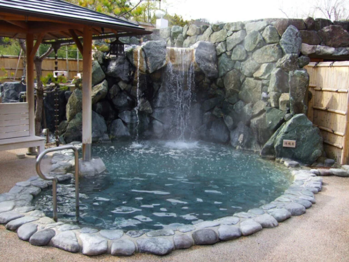 "ซาชิโนะยุ" บ่อน้ำร้อนกลางแจ้งและน้ำตก