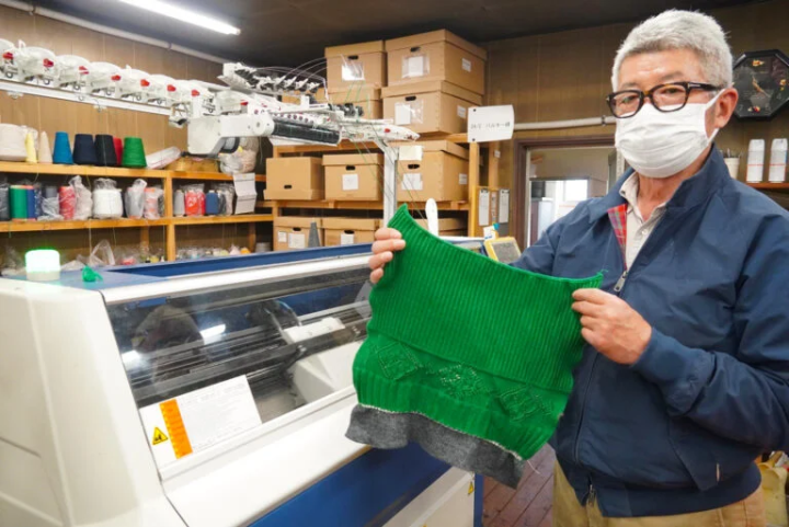 Chairman Yoshinobu Hasegawa This machine knits vests, neck warmers, etc.