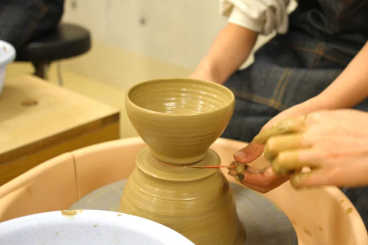 陶芸指導員が丁寧に教えてくれるので初めてでも安心