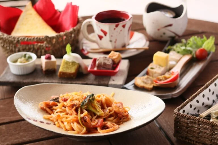 前菜からデザートまでついた『虚空蔵ランチ』（1,980円）