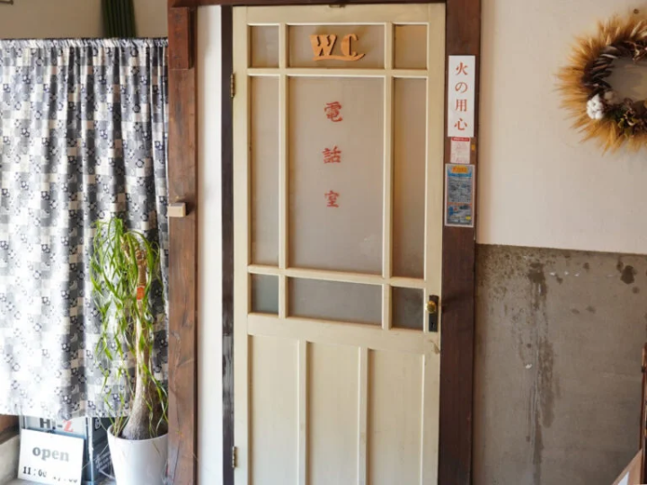 전화실 문도 화장실 문으로 활용