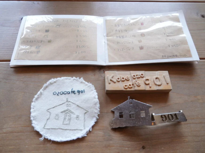 손님이 만들어 준 칼 붙이 레스트나 코스터 등도