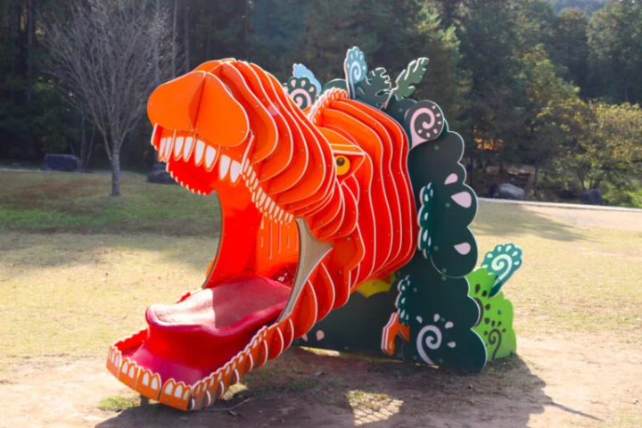 刺激的恐龍廣場有一套以恐龍為主題的遊樂設備!<br>