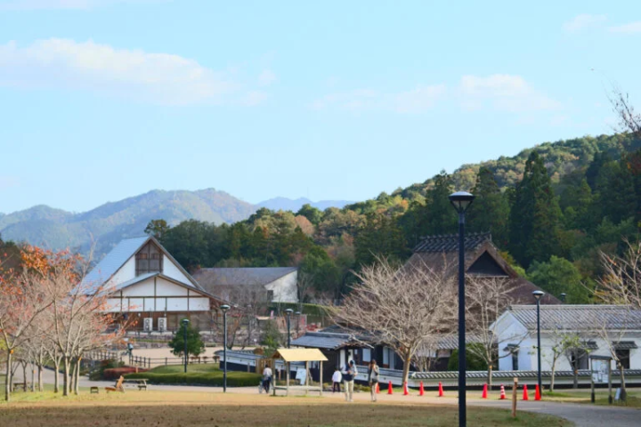左)公園管理大樓、右)茅草屋<br>
