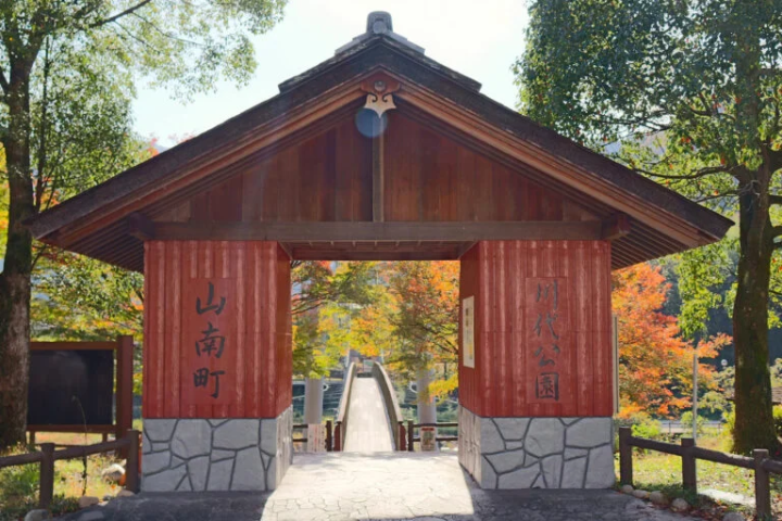 在大門(中央)那邊,你可以看到吊橋。<br>