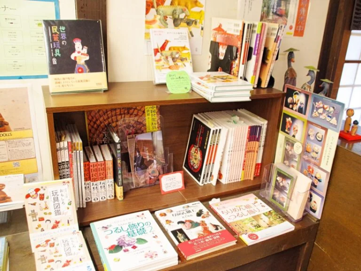 他们仅根据其收藏的物品出版了几本有关当地玩具的手册。可供购买