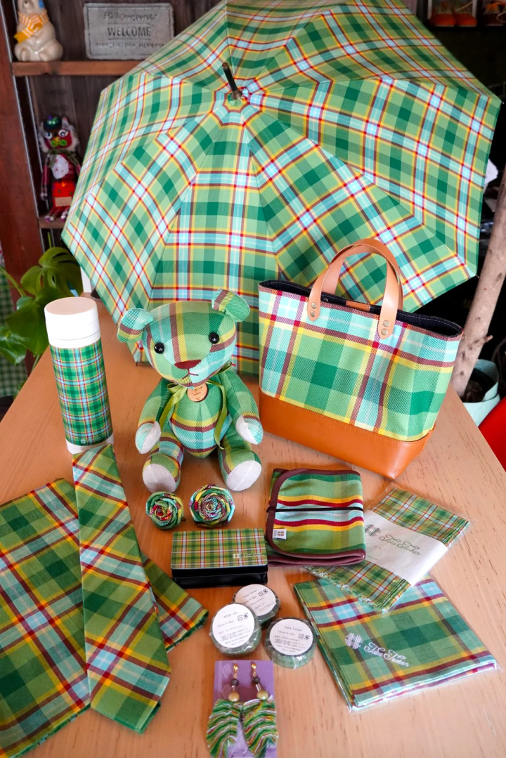 Neckties 3,500 yen, masking tape 418 yen, handkerchiefs from 1,100 yen, water bottles 4,400 yen, etc.