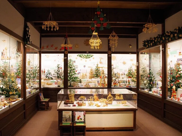 2023 年 11 月 11 日星期六起举办的“世界各地的圣诞节:欢乐的创造”特别展览场景