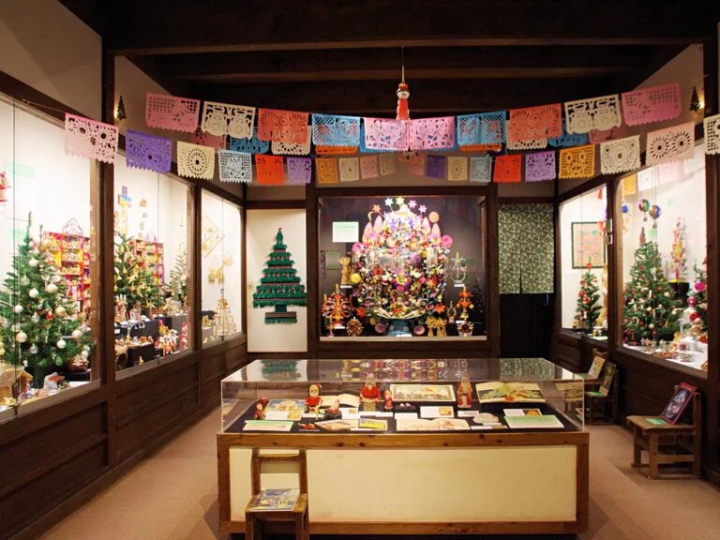 这次请注意后面的展品,这是冬季特展中首次出现的展品。