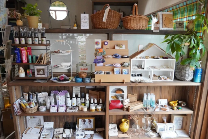 The products selected by Otari are lined up in a small space