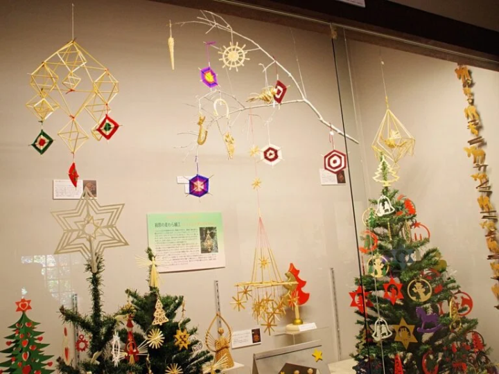 来自世界各地的不同装饰品。其中还包含适合各地区具体情况的和平与生育的愿望。