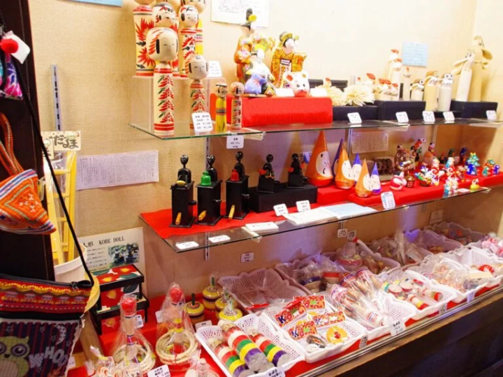 还有剑玉、不倒翁、陀螺等当地玩具的销售角。