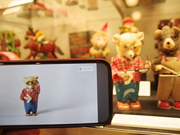 部分材料的说明书上有二维码,用手机扫描即可观看视频。照片是发条“戴眼镜的熊”移动的快照。