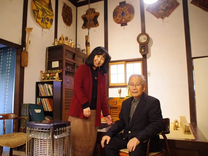 日本玩具博物馆馆长井上茂吉(右)和馆长尾崎织梅(左)