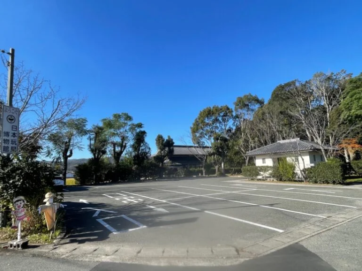 停车场内有厕所(右侧)。