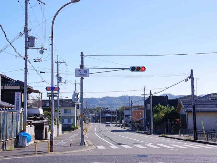 从Koro站一直往东走。国道312号广濑十字路口。您左边有一个标志,告诉您直接前往日本玩具博物馆。之后有一个招牌,所以你可以毫不犹豫地过去。