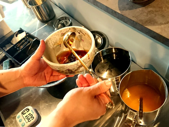 หัวสีดำคือหัวผักกาด ส่วนทางขวามือคือน้ำมันไก่