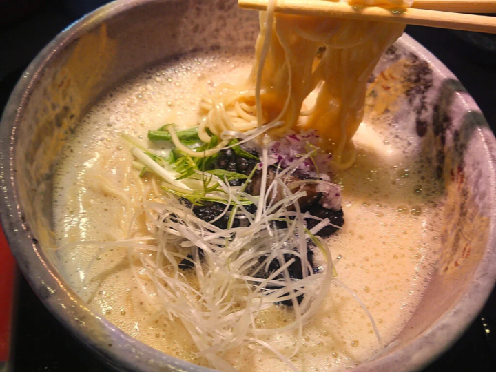 เนื้อสัมผัสของเส้นเมื่อคุณกัดก็สนุกเช่นกัน