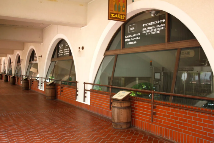 瓶詰が行われる工場館はガラス越しに自由に見学可能